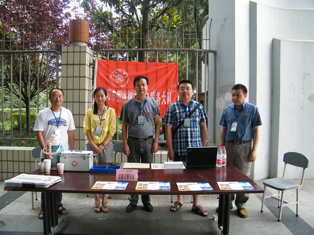 2013年6月市图书馆志愿者开展街头志愿服务